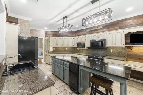 Kitchen - 1977 Tara Lakes Dr, Hernando, MS 38632 photo 2 of 2