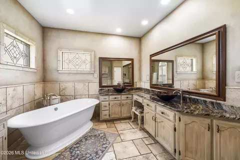 Bath - 1977 Tara Lakes Dr, Hernando, MS 38632 photo 2 of 3