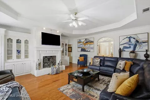 Living - 31 Avery Cir, Jackson, MS 39211 photo 2 of 2