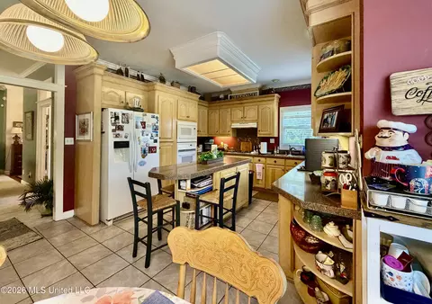 Kitchen - 100 Trace Ridge Dr, Clinton, MS 39056 photo 4 of 10