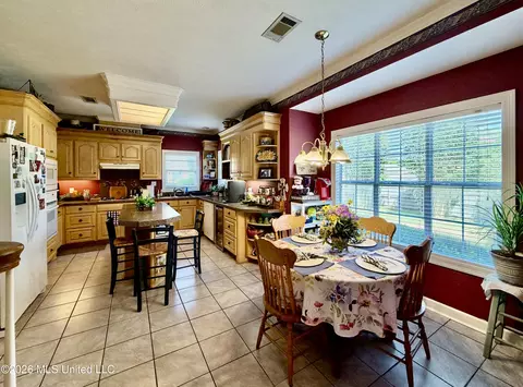 Kitchen - 100 Trace Ridge Dr, Clinton, MS 39056 photo 5 of 10