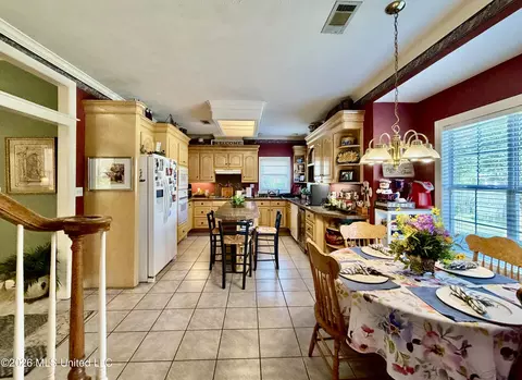 Kitchen - 100 Trace Ridge Dr, Clinton, MS 39056 photo 6 of 10