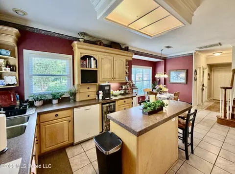 Kitchen - 100 Trace Ridge Dr, Clinton, MS 39056 photo 3 of 10