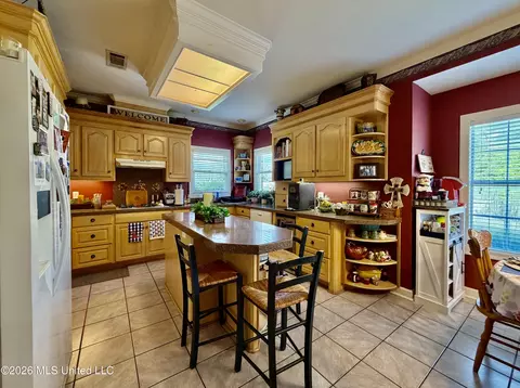 Kitchen - 100 Trace Ridge Dr, Clinton, MS 39056 photo 9 of 10