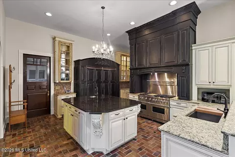 Kitchen - 122 Old Orchard Rd, Madison, MS 39110 photo 2 of 2