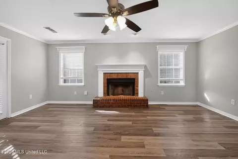 Living - 326 Crestview Dr, Madison, MS 39110 photo 2 of 3