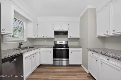 Kitchen - 326 Crestview Dr, Madison, MS 39110 photo 1 of 1