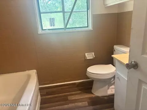 Bath - 2001 Paden St, Jackson, MS 39204 photo 2 of 2