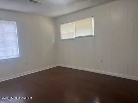 Living - 2001 Paden St, Jackson, MS 39204 photo 2 of 4