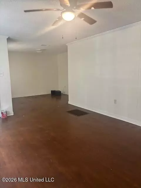 Living - 2001 Paden St, Jackson, MS 39204 photo 3 of 4