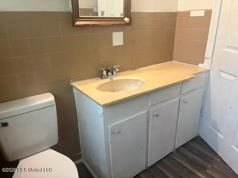 Bath - 2001 Paden St, Jackson, MS 39204 photo 1 of 2