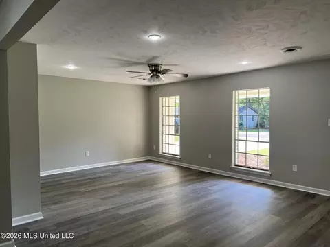 Living - 5726 Medallion Dr, Jackson, MS 39211 photo 2 of 8