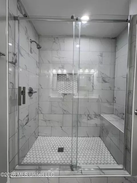 Bath - 5726 Medallion Dr, Jackson, MS 39211 photo 4 of 4