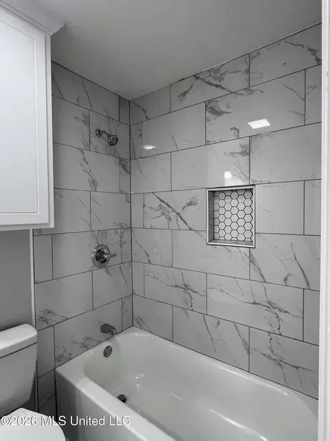 Bath - 5726 Medallion Dr, Jackson, MS 39211 photo 2 of 4