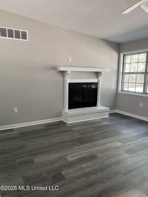 Living - 5726 Medallion Dr, Jackson, MS 39211 photo 7 of 8