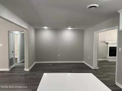 Living - 5726 Medallion Dr, Jackson, MS 39211 photo 3 of 8