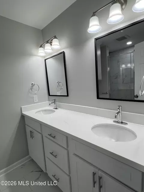 Bath - 5726 Medallion Dr, Jackson, MS 39211 photo 3 of 4