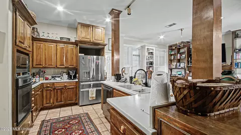 Kitchen - 1 Pond Side Dr, Jackson, MS 39211 photo 2 of 4