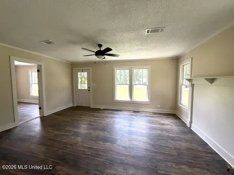 Living - 834 Ms-12, Kosciusko, MS 39090 photo 3 of 7