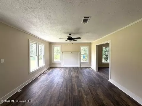 Living - 834 Ms-12, Kosciusko, MS 39090 photo 2 of 7