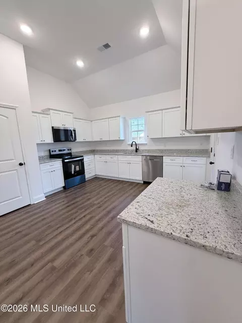 Kitchen - 6079 River Birch Rd, Walls, MS 38680 photo 1 of 2