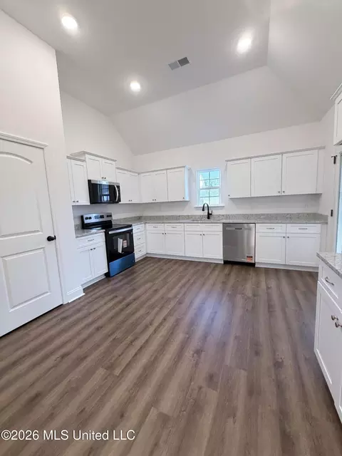 Kitchen - 6079 River Birch Rd, Walls, MS 38680 photo 2 of 2