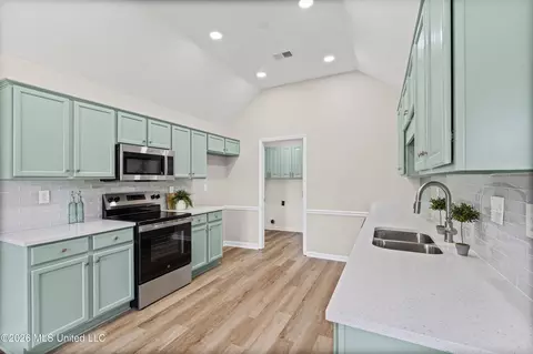 Entry Way - 9079 Hickory Dr, Olive Branch, MS 38654 photo 1 of 1