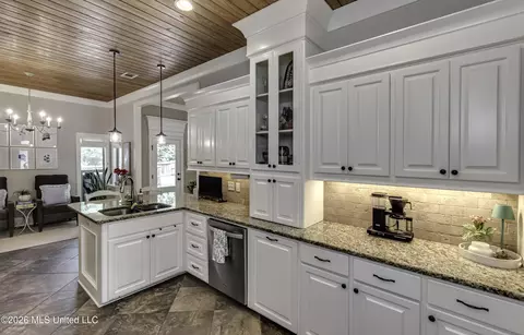 Kitchen - 175 Carmichael Blvd, Madison, MS 39110 photo 7 of 8