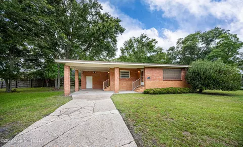1907 9th St, Pascagoula, MS 39567