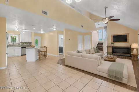 Living - 109 S Wright Ave, Long Beach, MS 39560 photo 2 of 6