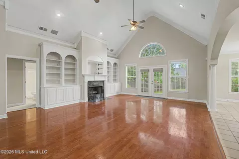 Living - 800 Cedar Xing, Hernando, MS 38632 photo 2 of 4