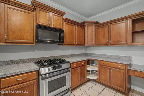 Kitchen - 800 Cedar Xing, Hernando, MS 38632 photo 2 of 2