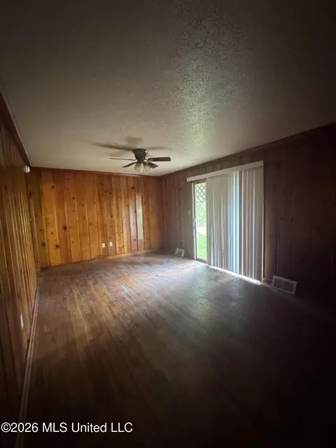 Living - 245 Shady Cir, Jackson, MS 39204 photo 3 of 4