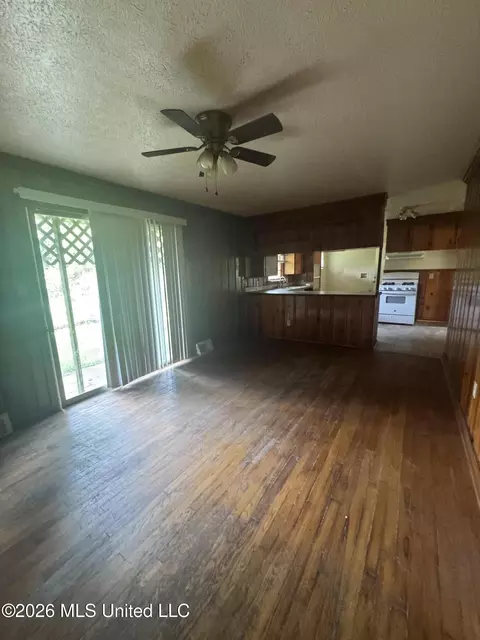 Living - 245 Shady Cir, Jackson, MS 39204 photo 2 of 4