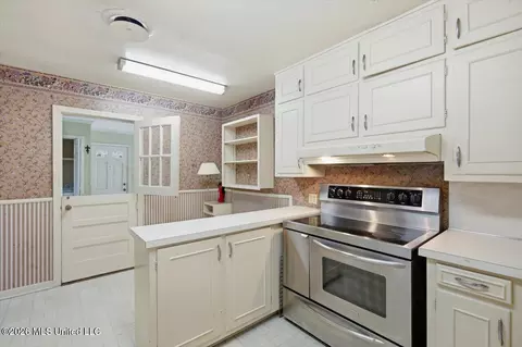 Kitchen - 1037 Cedar Hill Dr, Jackson, MS 39206 photo 3 of 4