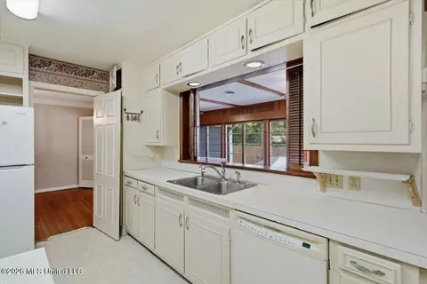 Kitchen - 1037 Cedar Hill Dr, Jackson, MS 39206 photo 2 of 4
