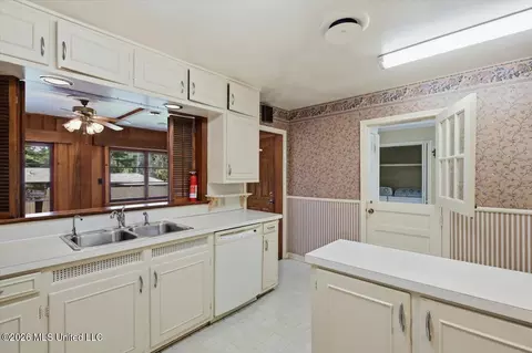 Kitchen - 1037 Cedar Hill Dr, Jackson, MS 39206 photo 4 of 4