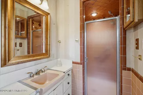 Bath - 1037 Cedar Hill Dr, Jackson, MS 39206 photo 2 of 4