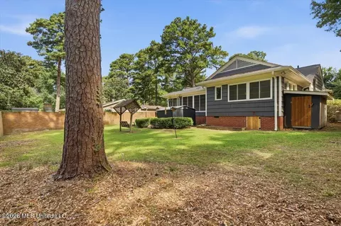Exterior - 1037 Cedar Hill Dr, Jackson, MS 39206 photo 7 of 11