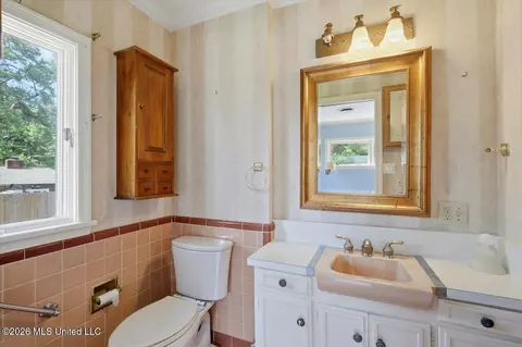 Bath - 1037 Cedar Hill Dr, Jackson, MS 39206 photo 1 of 4