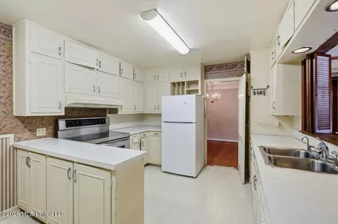 Kitchen - 1037 Cedar Hill Dr, Jackson, MS 39206 photo 1 of 4