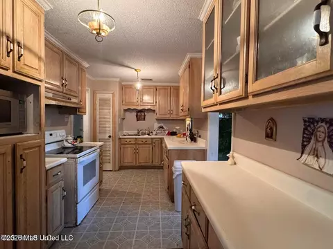 Kitchen - 2930 Dantzler St, Moss Point, MS 39563 photo 2 of 6