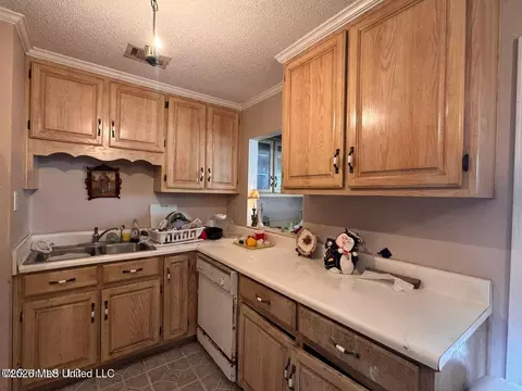 Kitchen - 2930 Dantzler St, Moss Point, MS 39563 photo 5 of 6