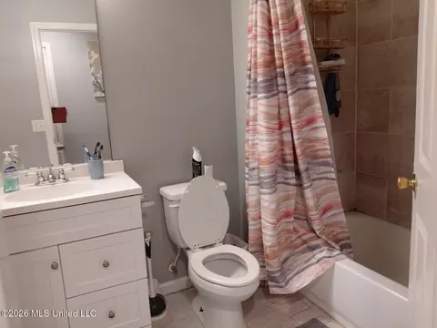 Bath - 2354 Belvedere Dr, Jackson, MS 39204 photo 2 of 6
