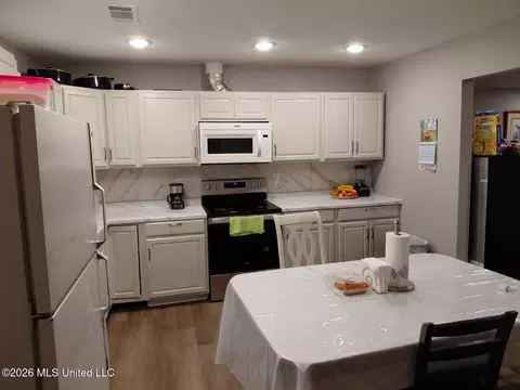 Kitchen - 2354 Belvedere Dr, Jackson, MS 39204 photo 1 of 1