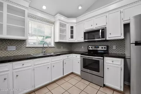 Kitchen - 816 Strawberry Pointe, Madison, MS 39110 photo 1 of 1