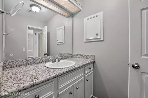 Bath - 816 Strawberry Pointe, Madison, MS 39110 photo 1 of 2