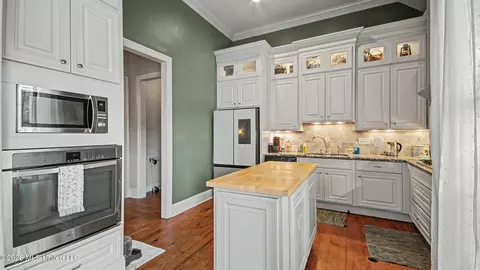 Kitchen - 223 Bellamy Ct, Flowood, MS 39232 photo 2 of 3