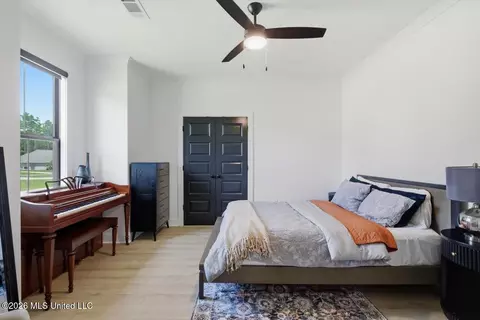 Bedroom - 218 Lost Oak Ln, Brandon, MS 39047 photo 5 of 6