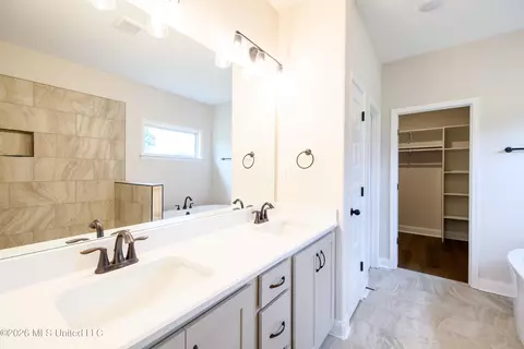 Bath - 7582 John Elliott Ln, Hernando, MS 38632 photo 2 of 5